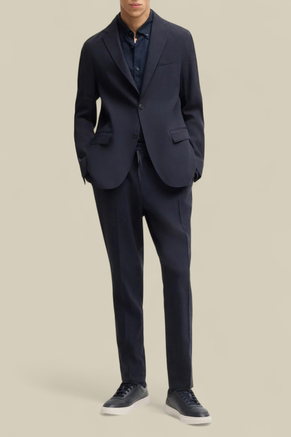 תמונת כל הלוק של ז'קט מחוייט מפשתן